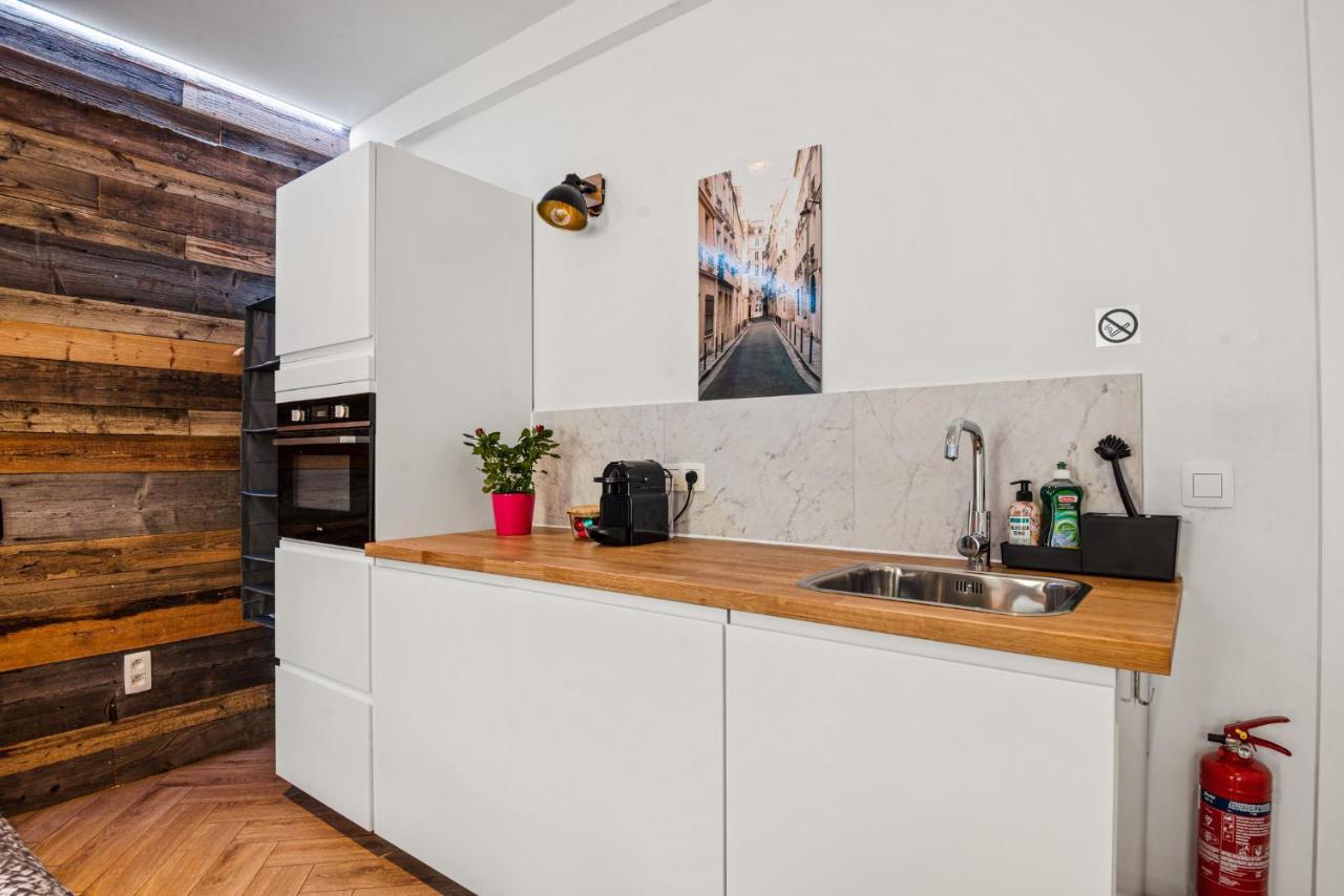 Appartement Center In Quiet Street & Airco *